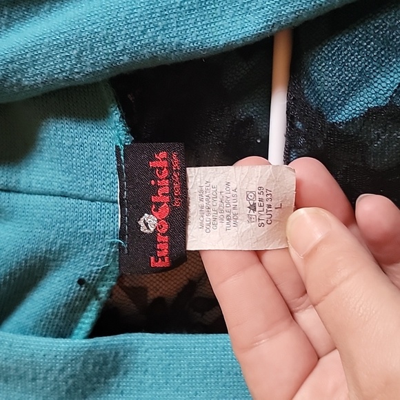 Shaw - Picture 4 of 4